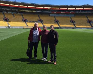 Directivos peruanos ya pisaron el césped del Westpac Stadium (foto: @SeleccionPeru)