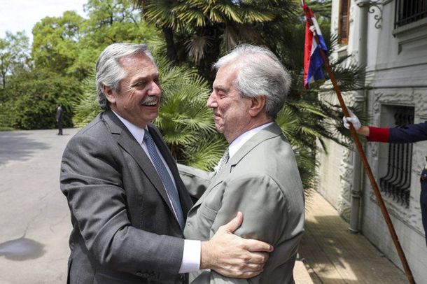 El presidente Alberto Fernández junto a Tabaré Vázquez. (Foto: Télam)