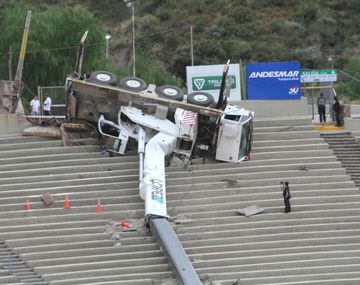 Una grúa quedó atravesada en las gradas del anfiteatro