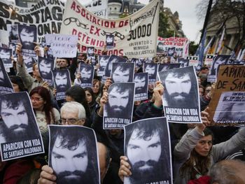 Una de las masivas marchas por la aparición de Santiago Maldonado