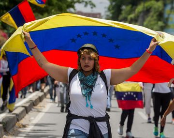Miles de mujeres se manifiestan en todo el país contra Maduro