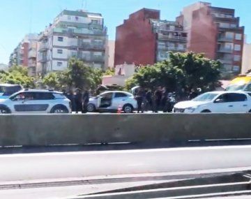 Tensión en la Autopista 25 de Mayo: tiroteo entre la Policía y un auto