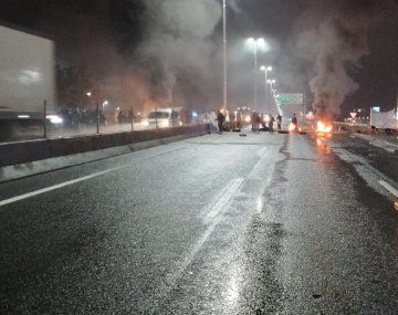Corte total en Autopista Riccheri por vecinos que protestan por falta de luz