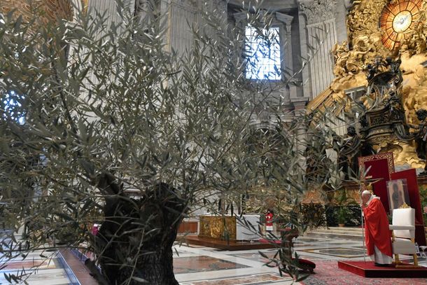 Domingo de Ramos en una Basílica de San Pedro semivacía por el coronavirus