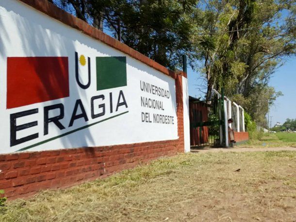 Corrientes: un docente obligó a sus alumnos a estar parados cuatro horas al sol 