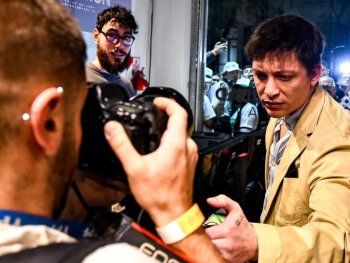 Así fue la secuencia completa del gesto intimidante de Santiago Caputo a un fotógrafo en el debate porteño