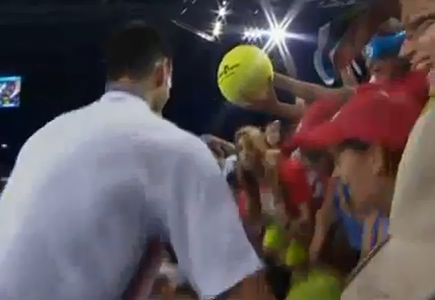 A Djokovic se le cayó una tribuna que casi lo lesiona