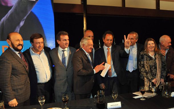 Scioli firmó un acuerdo de precios con los gobernadores petroleros
