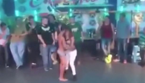 Clausuraron un bar que organizaba un concurso de sexo oral