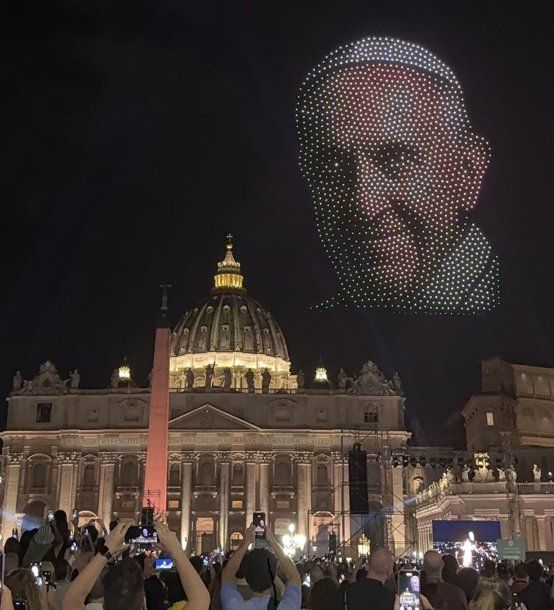 Miles de drones iluminaron el Vaticano para homenajear al papa Francisco