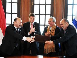 Paraguay se comprometió a escanear unos 45.000 contenedores. Paraguay se comprometió a escanear unos 45.000 contenedores.