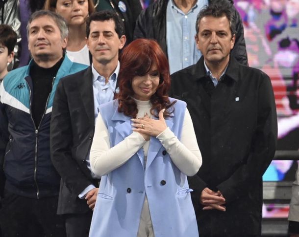 Cristina Kirchner en Plaza de Mayo: quiénes la acompañaron y cómo se ubicaron en el escenario