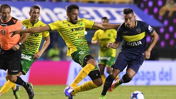 Jonás Gutiérrez intenta cortar a Ricardo Centurión Jonás Gutiérrez intenta cortar a Ricardo Centurión