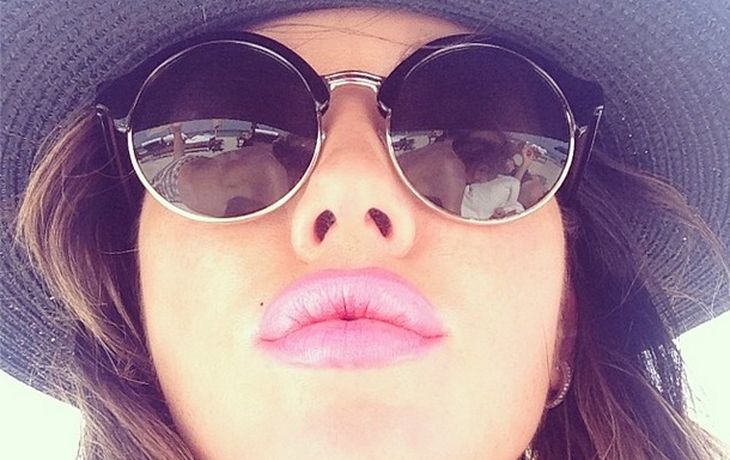 Misterio en las redes por la aparición de un pelado en los lentes de Karina Jelinek