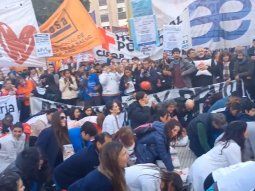 Los médicos del Hospital Garrahan volvieron a hacer RCP al ritmo de los Bee Gees en Plaza de Mayo