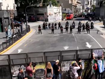 Fuerte operativo y tensión entre la Policía y manifestantes en el Congreso