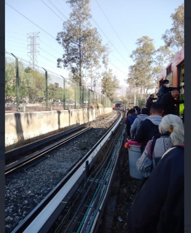 Chocaron dos trenes del Metro de México: un muerto, decenas de heridos y evacuados por las vías