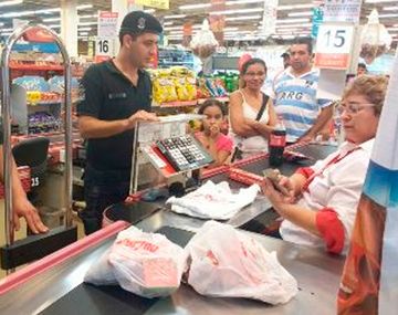 Los policías provinciales compraron la comida que se quería llevar la jubilada