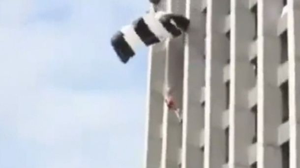 VIDEO: Un salto en paracaídas desde un hotel que casi termina en tragedia