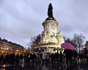 Miles de personas se manifestaron en silencio por la paz en Francia
