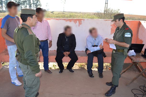 Se disfrazaron de curas para transportar 46 kilos de marihuana pero los detuvieron