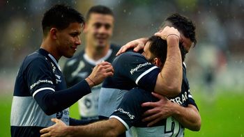 con 10 jugadores desde el comienzo, gimnasia le gano a velez en el bosque con 10 jugadores desde el comienzo, gimnasia le gano a velez en el bosque