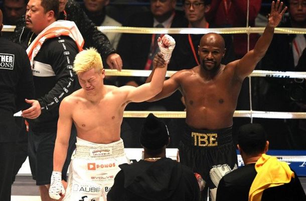 Volvió Mayweather: llegó tarde, dejó llorando a su rival y bailó arriba del ring