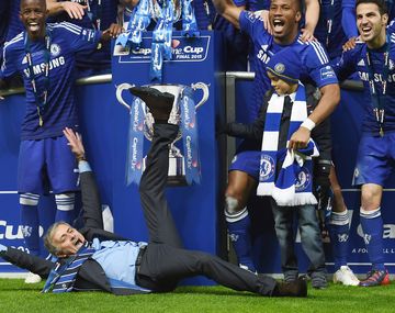 Se volvió loco: Chelsea ganó un título y Mourinho lo festejó a full