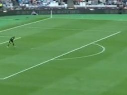 Jonathan Calleri debutó en la Premier League y se perdió un gol increíble