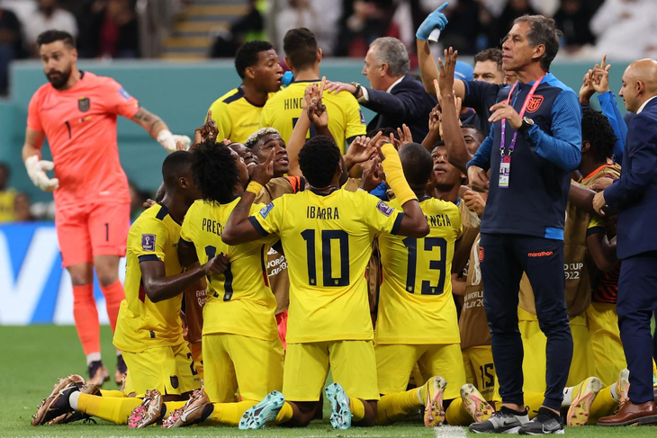 Gustavo Alfaro, actual DT de la Selecci&oacute;n Ecuatoriana, junto a sus jugadores.