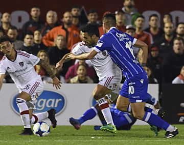 Scocco fue reemplazado por Maxi Rodríguez en el duelo ante el Tomba