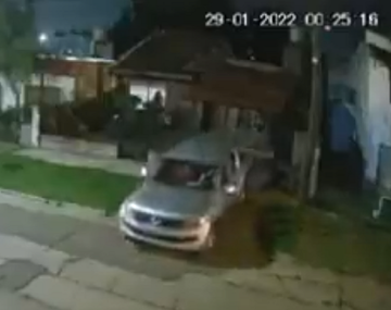 Robaron una pickup y casi se incrustan contra una casa porque no sabían manejarla