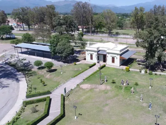 El pueblo con impronta gaucha y casonas de arquitectura colonial.