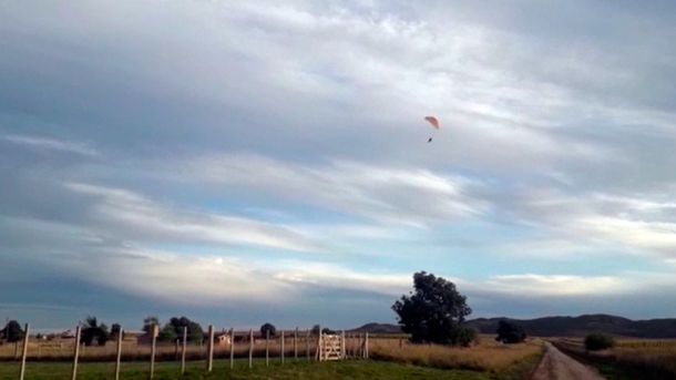 Un jubilado violó la cuarentena para volar en parapente en Sierra de la Ventana
