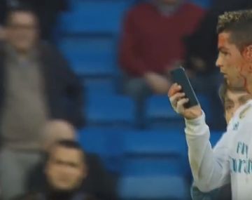 Cristiano Ronaldo se cortó la cara y pidió mirarse con un celular