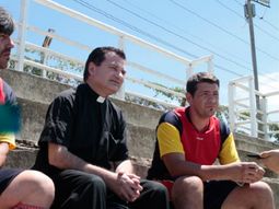 Un cura sobrino del Papa, amenazado