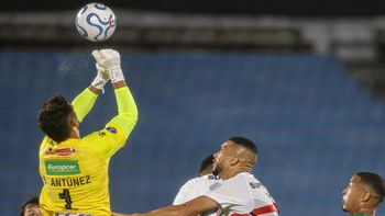 el viento se robo el protagonismo en uruguay: una jugada insolita sorprendio en la sudamericana el viento se robo el protagonismo en uruguay: una jugada insolita sorprendio en la sudamericana