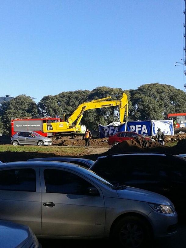 Un auto chocó contra una topadora en la Avenida General Paz: hay un muerto