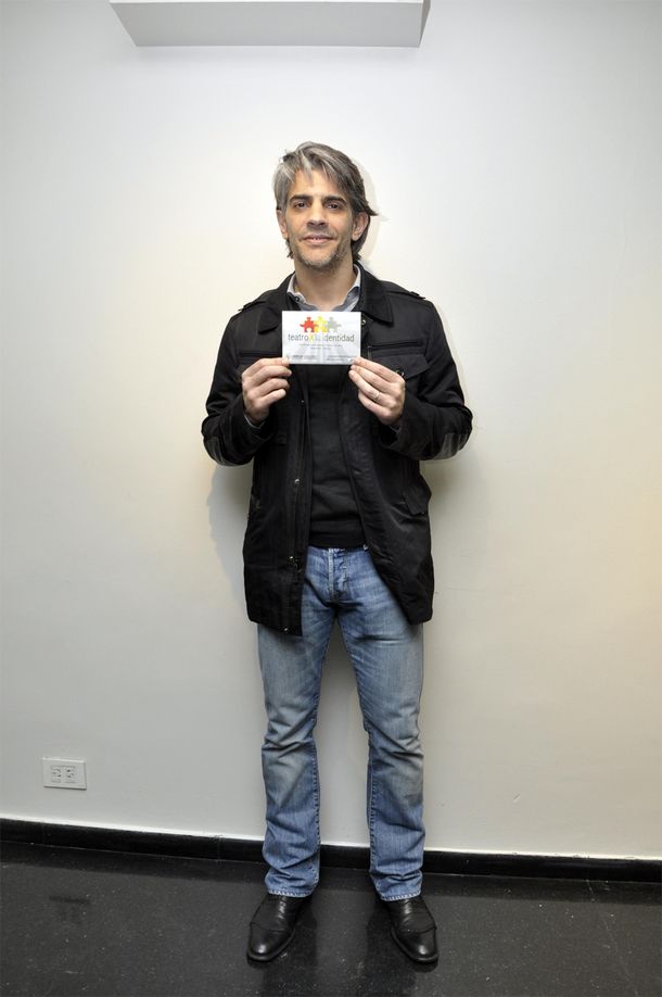 El hijo de puta del sombrero se sumó a Teatro por la Identidad