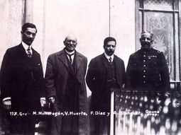 En la sede de la embajada norteamericana, los generales Victoriano Huerta y Félix Díaz firman el Pacto de la Ciudadela en 1913. En la sede de la embajada norteamericana, los generales Victoriano Huerta y Félix Díaz firman el Pacto de la Ciudadela en 1913.