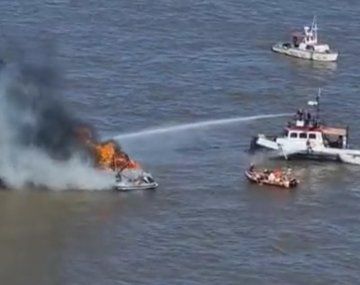 Tremendo: así fue sofocado el incendio de un barco en el Río de la Plata