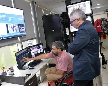 Julio Zamora con el director general del Centro de Operaciones, Fernando Cañumil
