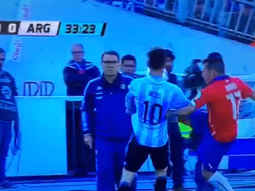 un perro: la brutal patada del pitbull gary medel sobre lio messi un perro: la brutal patada del pitbull gary medel sobre lio messi