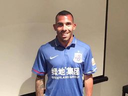 Carlos Tevez con la camiseta de Shanghai Greenland Shenhua de China Carlos Tevez con la camiseta de Shanghai Greenland Shenhua de China