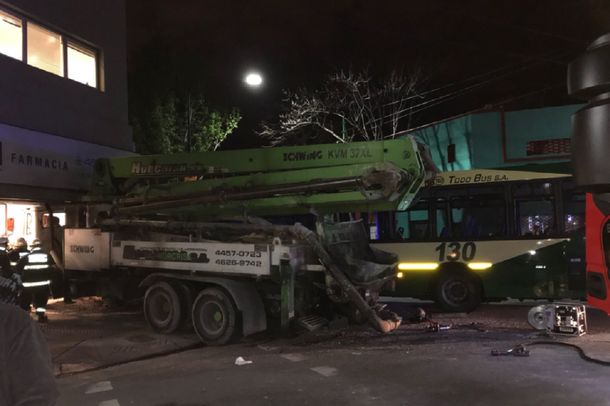 Un camión chocó contra un colectivo y se incrustó en una farmacia: cinco heridos