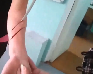 Broma pesada: una profesora corta a una alumna