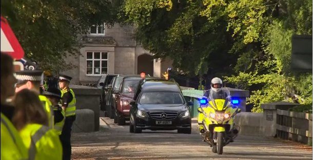 El féretro de la reina Isabel salió de Balmoral y viaja a Edimburgo