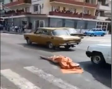 Blooper mortal: un auto fúnebre perdió un cadáver por el camino