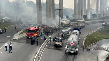Así escapaban las personas tras la explosión de pipa de gas en Puente de la Concordia. Así escapaban las personas tras la explosión de pipa de gas en Puente de la Concordia.