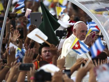 Cientos de miles de fieles aguardan por la misa de Francisco